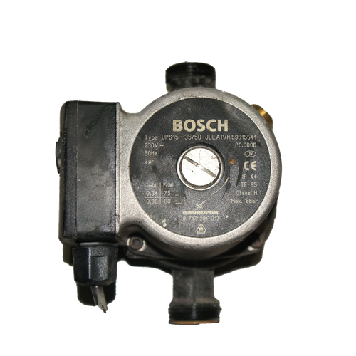 Bomba de Agua Junkers Eurostar ZWE 24-3 HKD Atmosferica — Ref. 8747204131, repuesto fotografiado sobre fondo blanco