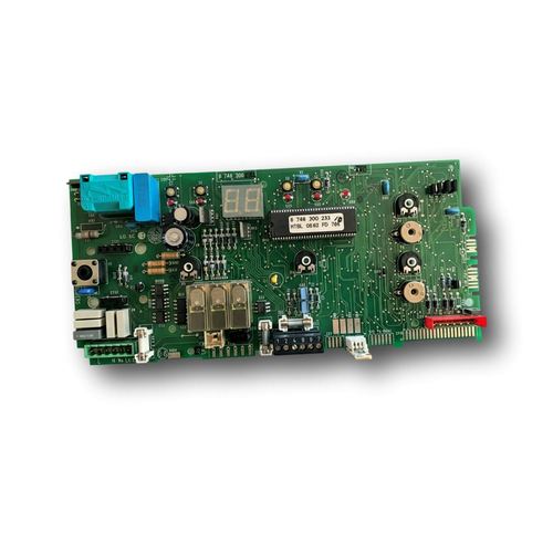 Placa electrónica Junkers Eurostar ZWE 24 3MFAB, referencia 8748300233, sobre fondo blanco