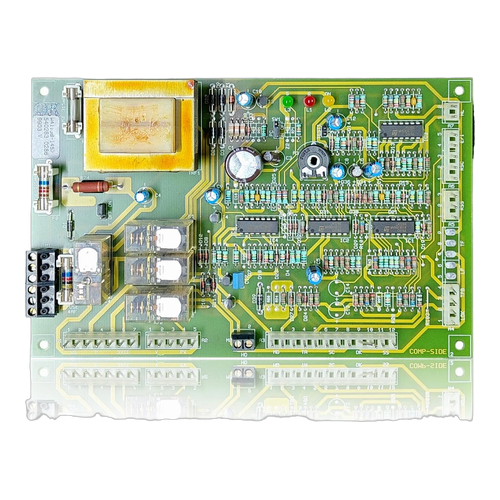 Placa electrónica Saunier Duval Thelia 30 E, referencia 05607600 y marcaje FG29730, sobre fondo blanco